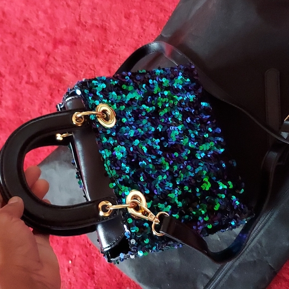 BNWOT Sequin Fashion Clutch looks blue and green when the sequins are in the sun - Picture 5 of 14